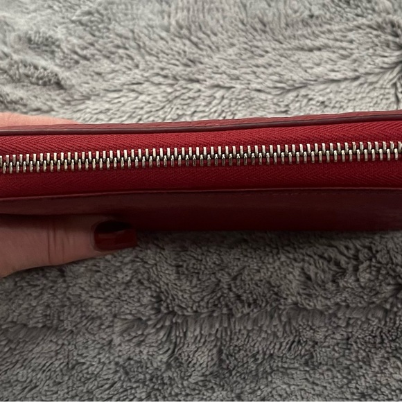 Authentic Gucci Microguccissima Patent Leather Zip-Around Wallet – Hibiscus Red - Picture 2 of 11